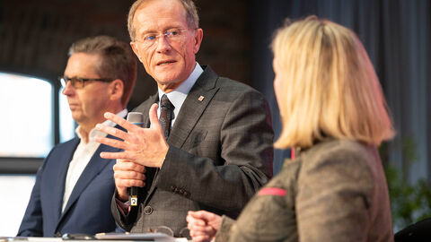 Staatsminister Wintermeyer bei der Podiumsdiskussion