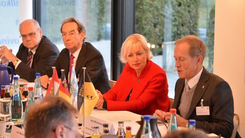 Staatsminister Wintermeyer leitet die Sitzung