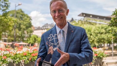 Verleihung des Preises der Metropolregion an Herrn StM Wintermeyer Herr StM Axel Wintermeyer mit Preis der Metropolregion