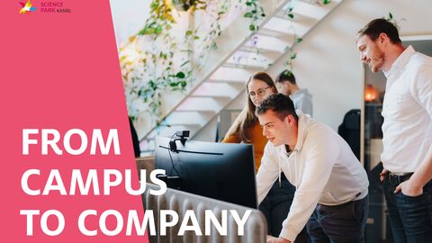 From Campus to Company Veranstaltungsbanner zeigt junge Menschen, die zusammen interessiert am PC arbeiten